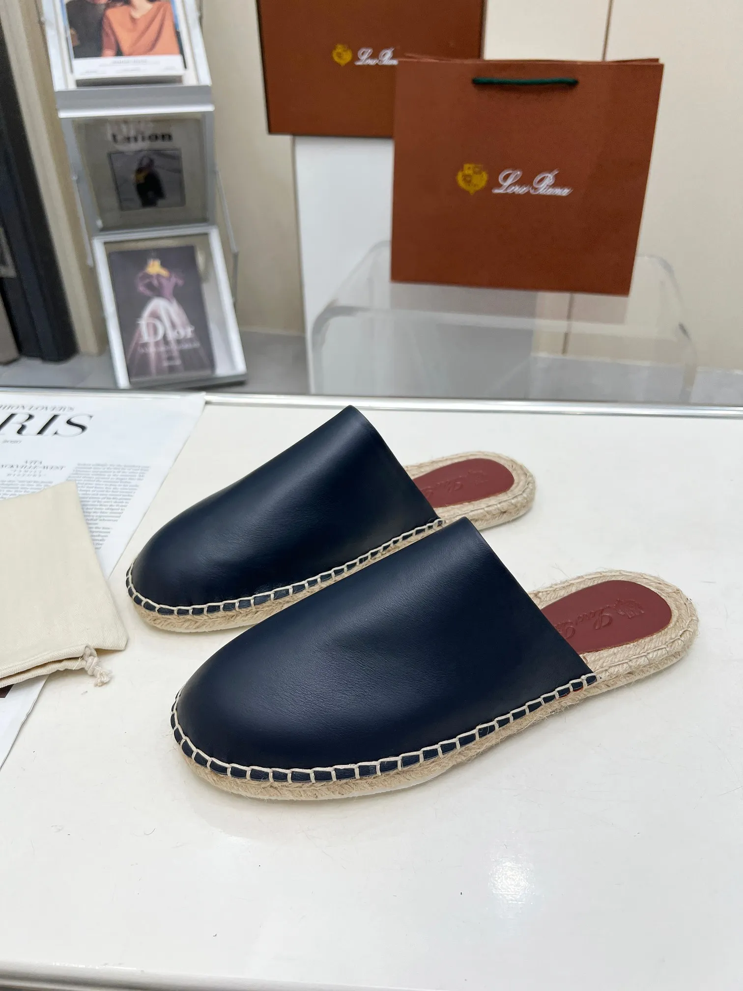 Men's men's shoes 💰520 🧚‍♂️.Loro Piana*👉Top genuine high-end fisherman's shoes and half-drag style👉Buy the original 1:1 copy💯💯💯 Founded the existing Loro Piana company on April 24, 1924. It is now the sixth generation of family business, providing high-quality products to customers who are discerning about taste and quality. ❤️Imported calfskin fabric. The lining is made of A-grade sweat-absorbent and breathable lining. 💯💯💯 Purely handmade. 💯Authentic packaging. Original one-to-one molded outsole. The favorite sandals of Middle Eastern tycoons. Code number: 39-46.